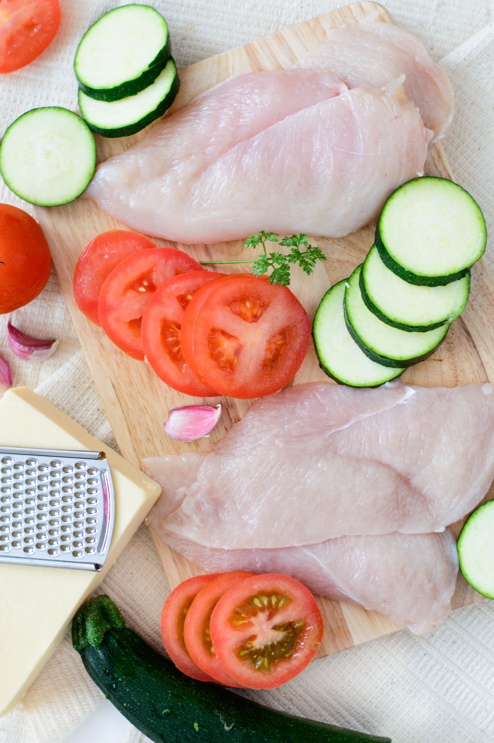 Baked chicken with zucchini and tomato