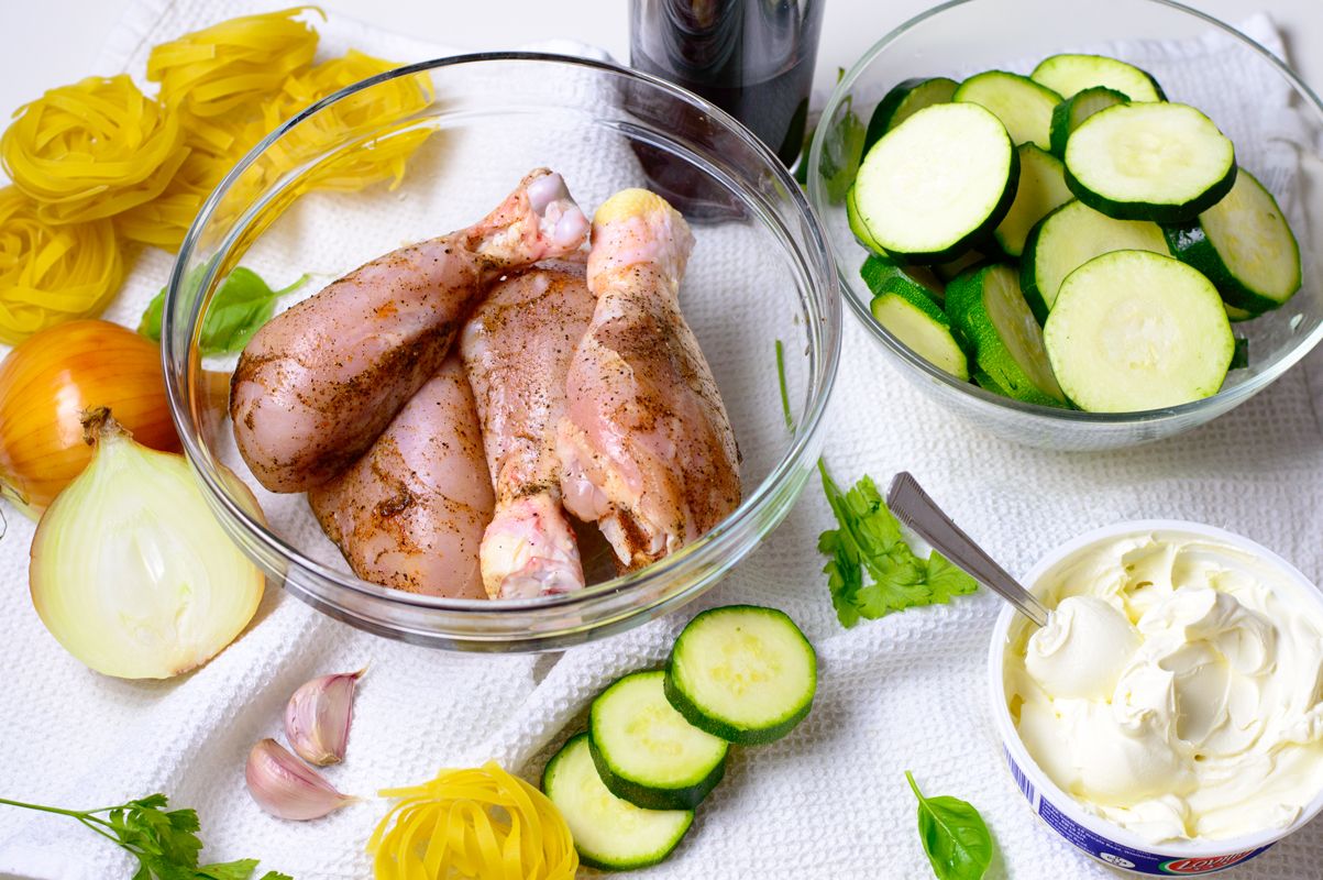 Chicken drumsticks with zucchini mascarpone sauce