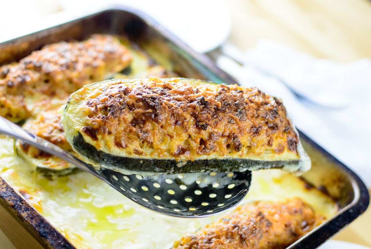 Stuffed zucchini in white sauce