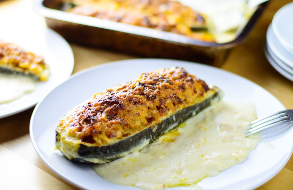 Stuffed zucchini in white sauce