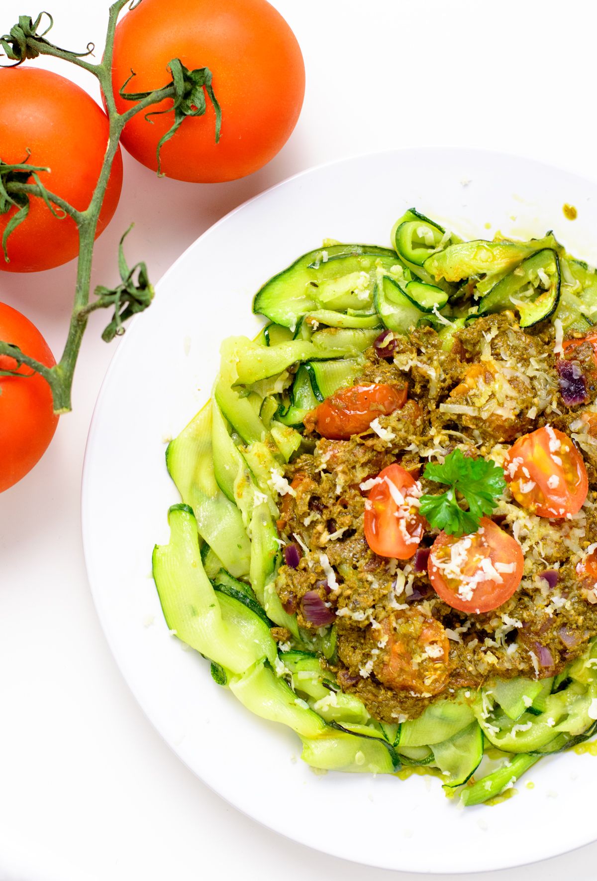 Zucchini ribbons with pesto and tomato #glutenfree #cleaneating | myzucchinirecioes.com