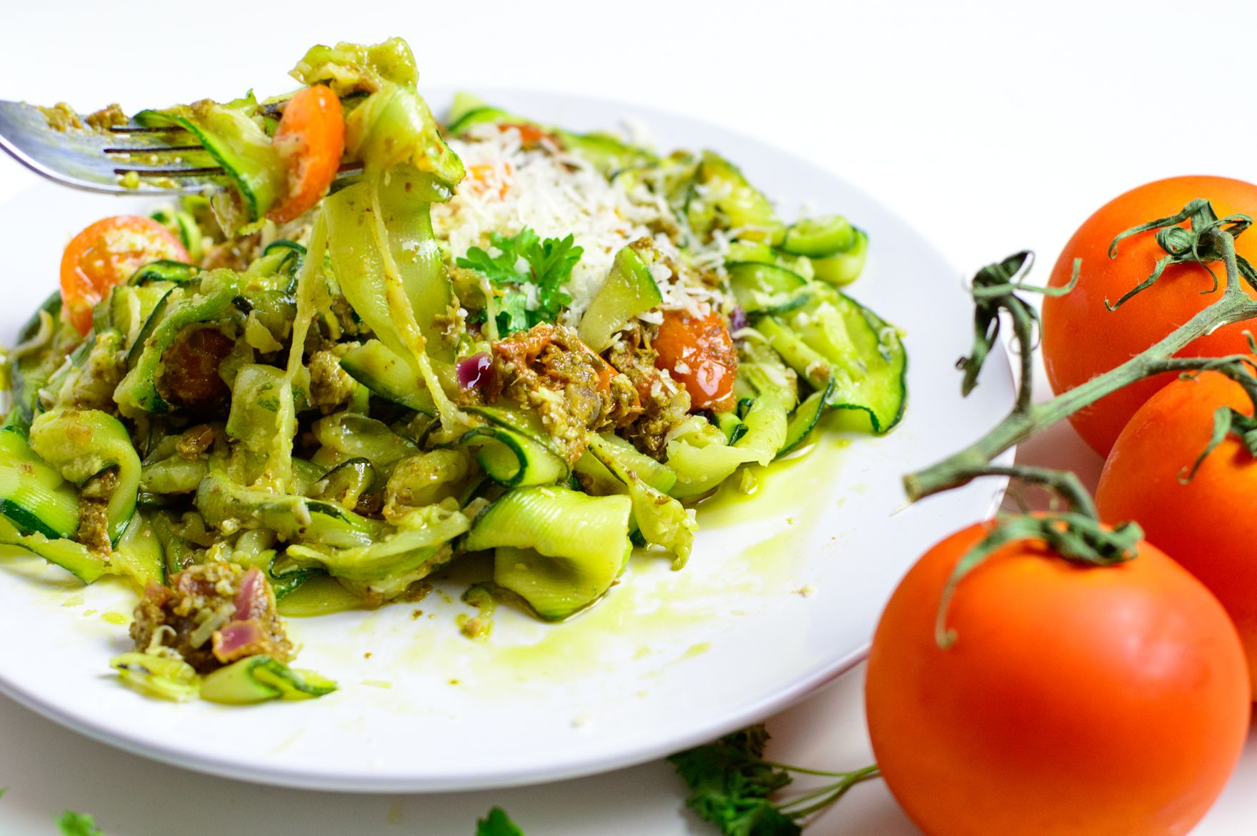 Zucchini ribbons with pesto and tomato #glutenfree #cleaneating | myzucchinirecioes.com