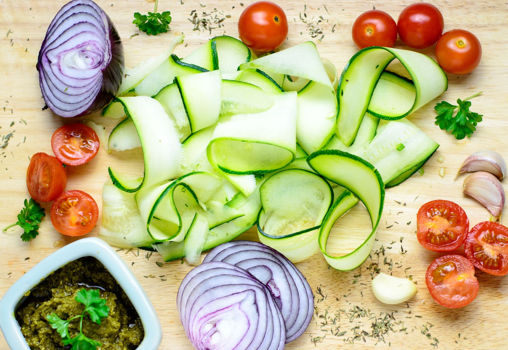 Zucchini ribbons with pesto and tomato