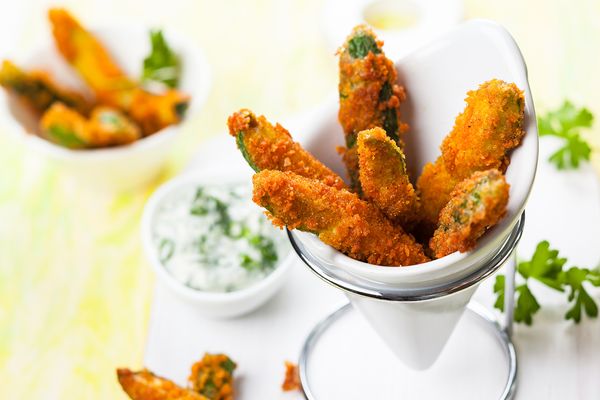 Breaded zucchini with sweet chilli sauce