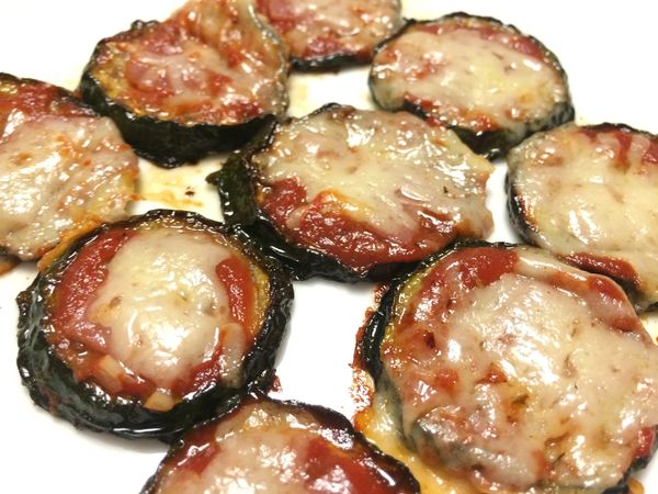 Zucchini pizza bites